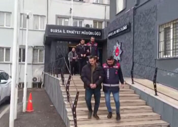 Yıllık kart aidat borcu bahanesiyle 18 kişiyi dolandırdılar