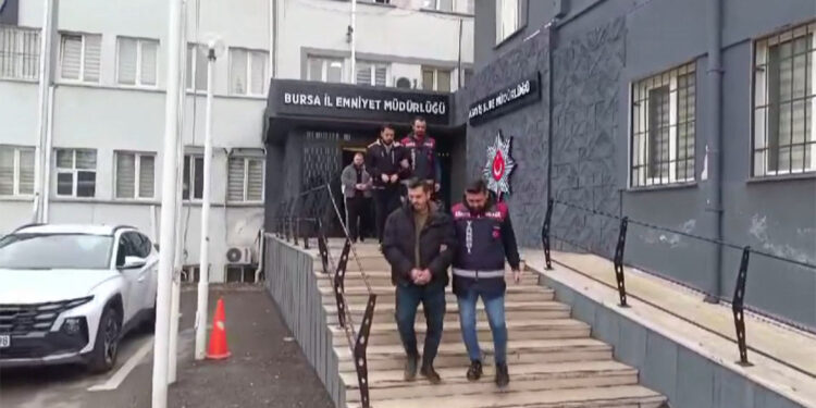 Yıllık kart aidat borcu bahanesiyle 18 kişiyi dolandırdılar