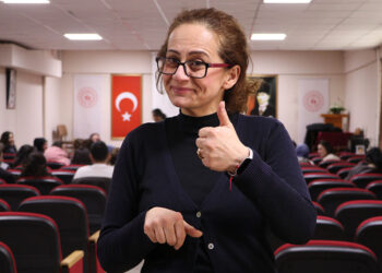 Depremzede öğretmen işaret dili eğitimi veriyor