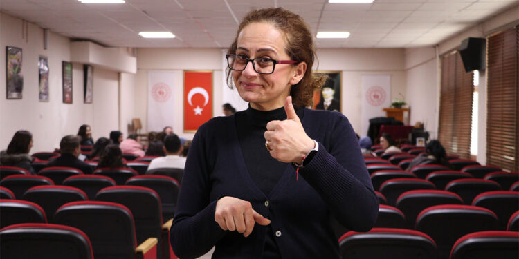 Depremzede öğretmen işaret dili eğitimi veriyor
