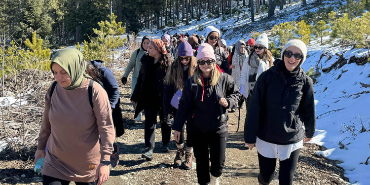 267 kadın 9 kilometre karda yürüyüp, şiddete dikkat çekti