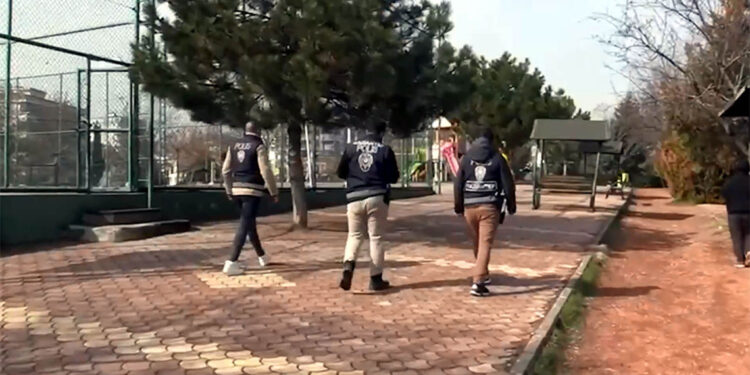 27 ilde 144 düzensiz göçmen yakalandı