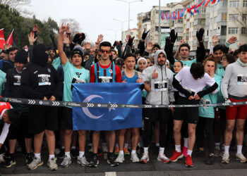 45'inci Uluslararası Trabzon Yarı Maratonu kar yağışı altında koşuldu