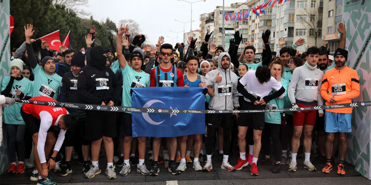 45'inci Uluslararası Trabzon Yarı Maratonu kar yağışı altında koşuldu
