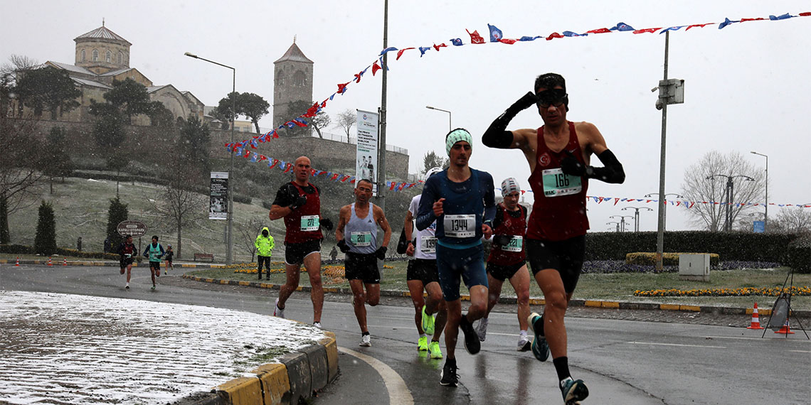 Trabzon'un düşman işgalinden kurtuluşunun 107’nci yıl dönümü etkinlikleri kapsamında düzenlenen VakıfBank 45'inci Uluslararası Trabzon Yarı Maratonu 'Her Adımda Barışa Koş' sloganı ile yoğun kar yağışı altında koşuldu.
