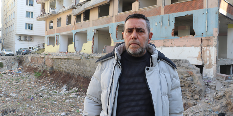 48 kişinin öldüğü Sözel Apartmanı’nda, yengesi ile 3 yeğenini kaybetti