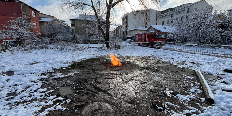 5 gündür arazinin ortasında yanıyor; gazın türü araştırılıyor