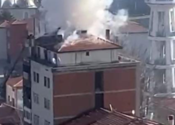 5 katlı binanın çatı katında çıkan yangın söndürüldü