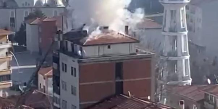 5 katlı binanın çatı katında çıkan yangın söndürüldü