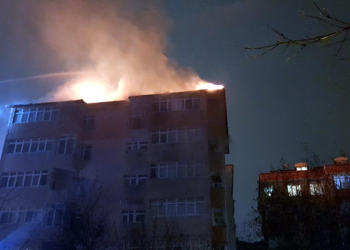 6 katlı binadaki çatı yangınında 6 kişi dumandan etkilendi
