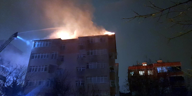 6 katlı binadaki çatı yangınında 6 kişi dumandan etkilendi