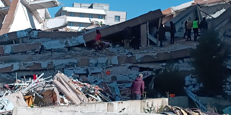 69 kişinin öldüğü Fuat Koku Sitesi'nin 3 sanığına yakalama kararı