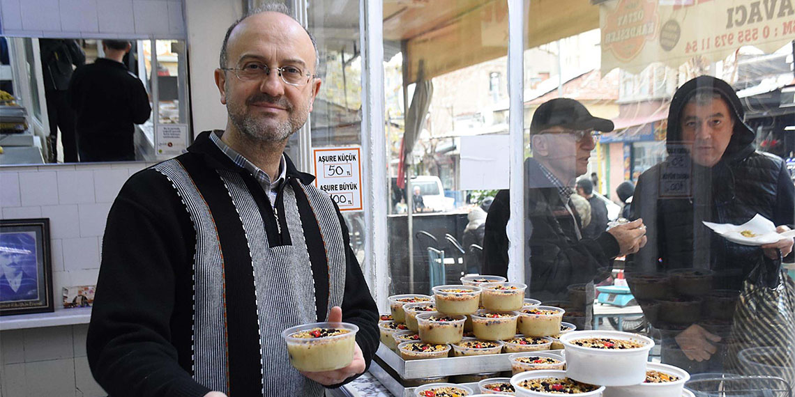 Fatih Öztapacı (56) İzmir'in tarihi semti Basmane'de bulunan 90 yıllık, 8 metrekarelik dükkanda dede mesleği tatlıcılığı 49 yıldır sürdürüyor.