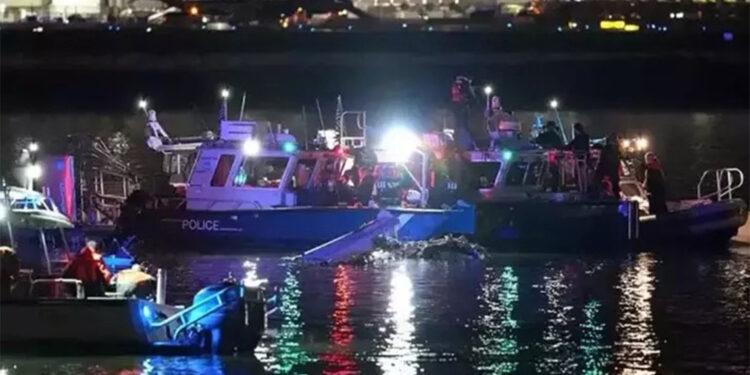 Helikopterle uçağın çarpıştığı kazada 66 kişinin kimliği tespit edildi