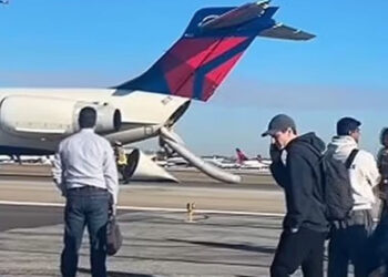 Delta Hava Yollarına ait uçağın kabini dumanla kaplandı; Yolcular tahliye edildi