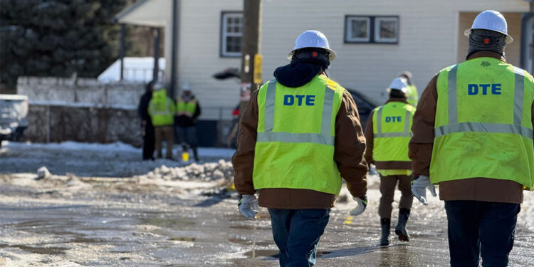 Soğuk nedeniyle su borusu patladı sokaklar buzlu su altında kaldı