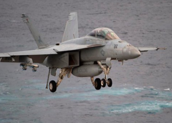 ABD'de askeri uçak körfeze düştü, 2 pilot kurtuldu