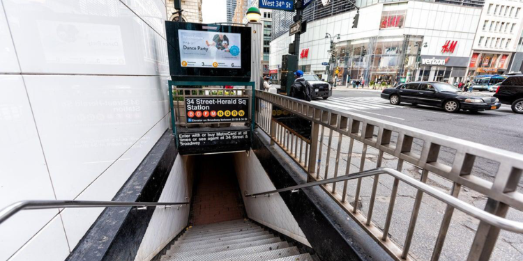 ABD'de bir kadın metroda doğum yaptı