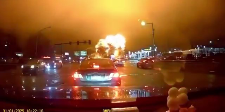 ABD'de ikinci uçak kazası; Jet yerleşim yerine düştü