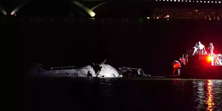 ABD'de uçakla çarpışan helikopterin karakutusu bulundu