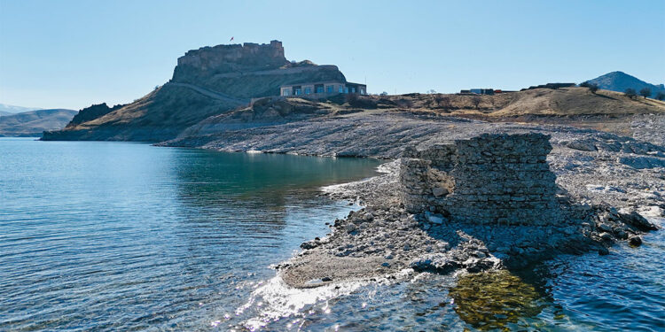 Pertek Kalesi'nin nizamiyesi, sular çekilince ortaya çıktı