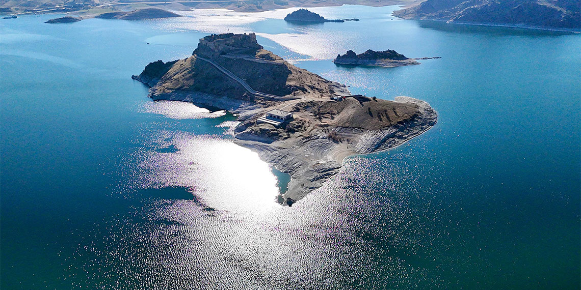 Tunceli’de, Urartular döneminde tepenin üzerine inşa edilen ve 1974'te Keban Baraj Gölü'nün suları altında kalmasıyla ada görünümüne kavuşan 2 bin 800 yıllık Pertek Kalesi'nin nizamiyesi, sular çekilince ortaya çıktı.