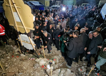 96 kişiye mezar olan Alpargün Apartmanı'nda anma
