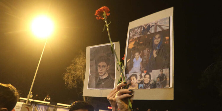 Depremin 2'nci yıldönümünde 'sessiz' yürüyüş