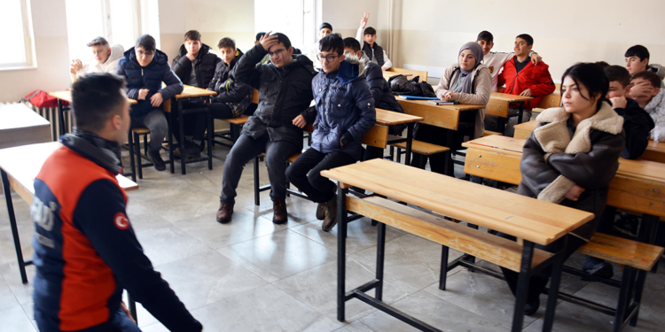 AFAD'dan öğrencilere deprem, öğretmenlere yangın eğitimi