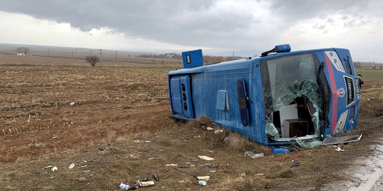 Afyonkarahisar'da cezaevi nakil midibüsü devrildi: 14 yaralı