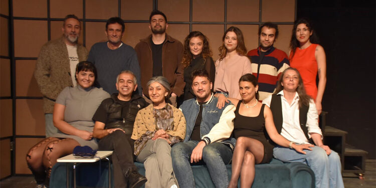 Alzheimer hastalığı İzmir'de tiyatro sahnesine taşındı