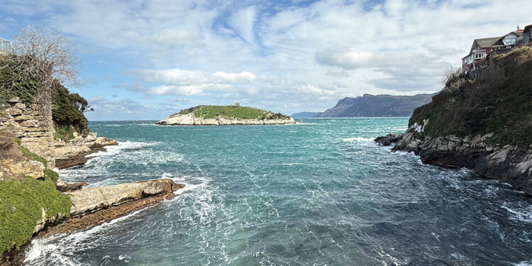 Amasra'da fırtına; dalga boyu 3 metreye ulaştı