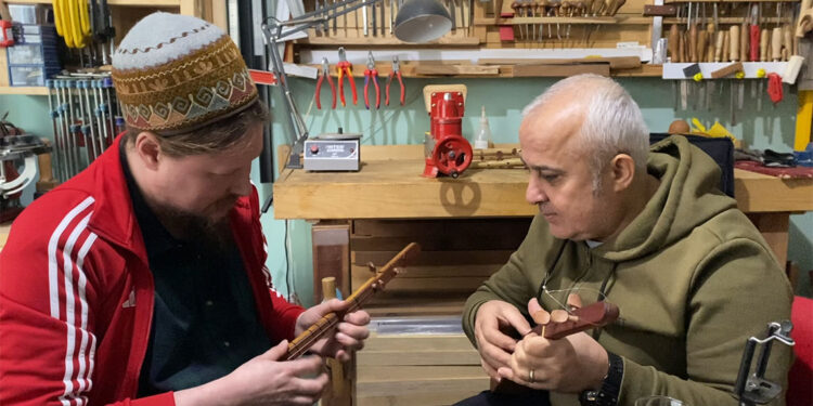 Amerikalı gitar virtüözü Gabriel Akhmad Marin, 3 telli saz için Keşan'a geldi