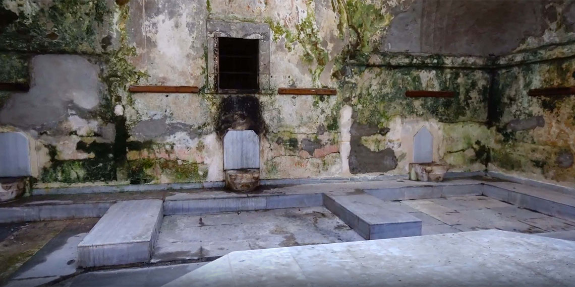 Antalya'nın tarihi Kaleiçi semtinde 19'uncu yüzyılda inşa edildiği değerlendirilen ve anıtsal yapı olarak tescil edilen Gavur Hamamı satılığa çıkarıldı. Üzerine 'Satılık' levhası asılan tarihi hamam için 2,5 milyon dolar isteniyor.