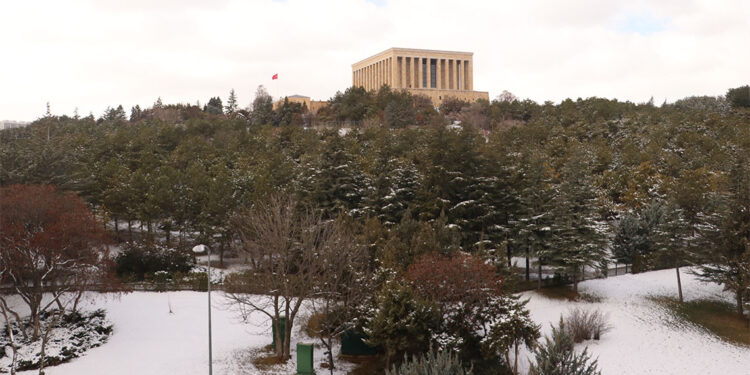 Ankara kar yağışı ile beyaza büründü