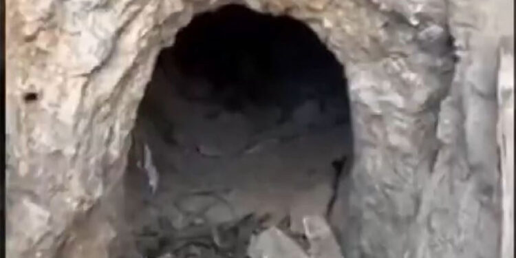 Irak'ın kuzeyinde teröristlerin kullanıldığı mağarada silah ve mühimmat ele geçirildi