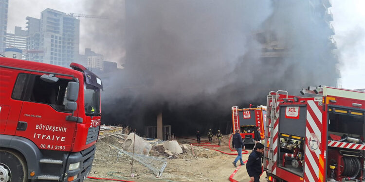 Ankara'da yapımı devam eden bir rezidansta yangın