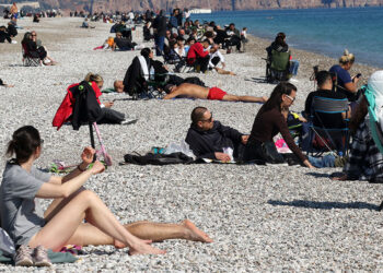 Antalya'da güneşli havada sahil keyfi