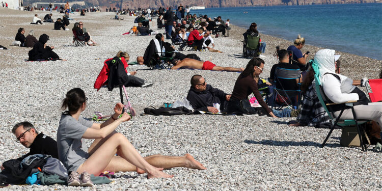 Antalya'da güneşli havada sahil keyfi