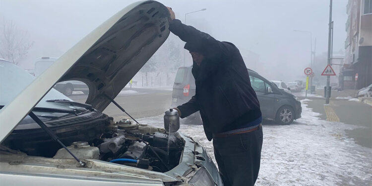 Ardahan'da dondurucu soğuklarda aküler dondu