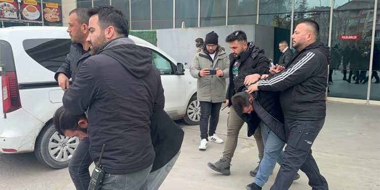 Çalıştığı iş yerinden arkadaşı ile 250 ton arpa çaldı