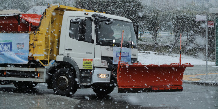 Arnavutköy'de karla mücadele ekipleri sahada