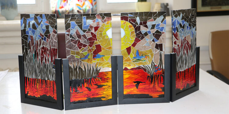 Kırık camlardan bitki ve kuş figürleri yapıyorlar