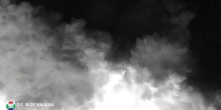 Ayder Yaylası'na çığ düşmesi sonucu bir işletmede hasar oluştu