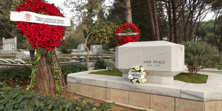 Abdi İpekçi kabri başında anıldı 