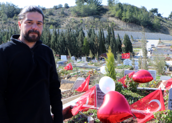 Adana'da, Deprem Şehitliği'nde duygusal anlar