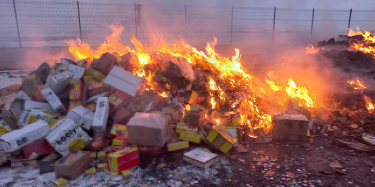 Ağrı'da son tüketim tarihi geçmiş 23 kamyon gıda ürünü imha edildi