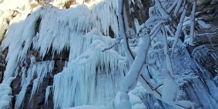Aksaray’da Ilısu Şelalesi buz tuttu