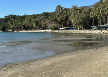 Akyaka'da deniz suyu 30 metre çekildi
