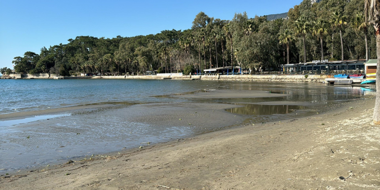 Akyaka'da deniz suyu 30 metre çekildi